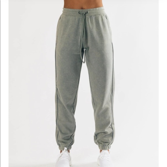 Alphalete Essential Oversized Jogger - Picture 2 of 5